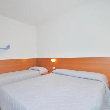 Apartment In Spiaggia With Communal Pool
